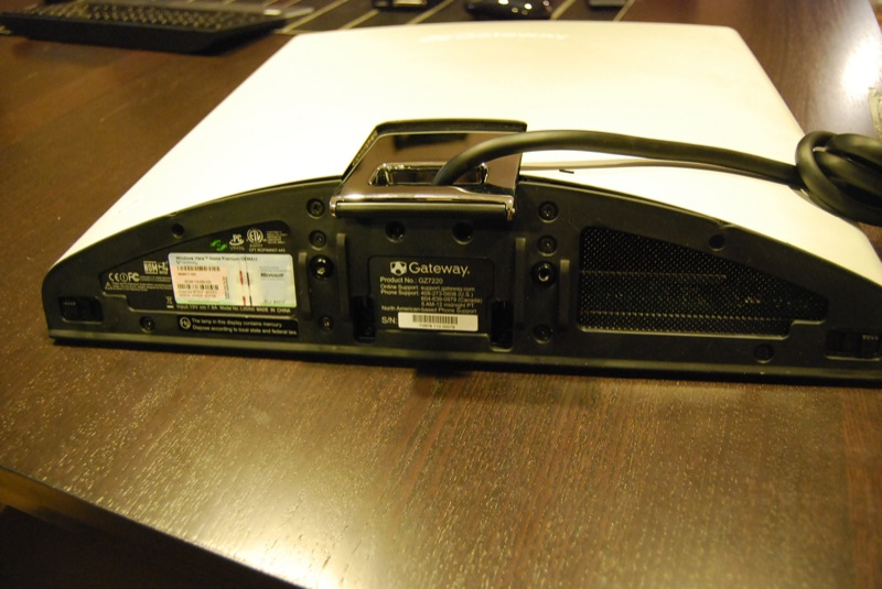 Illustration for article titled Gateway One Unboxed (Verdict: So Shiny and Sweet, It Gives Windows a Good Name)